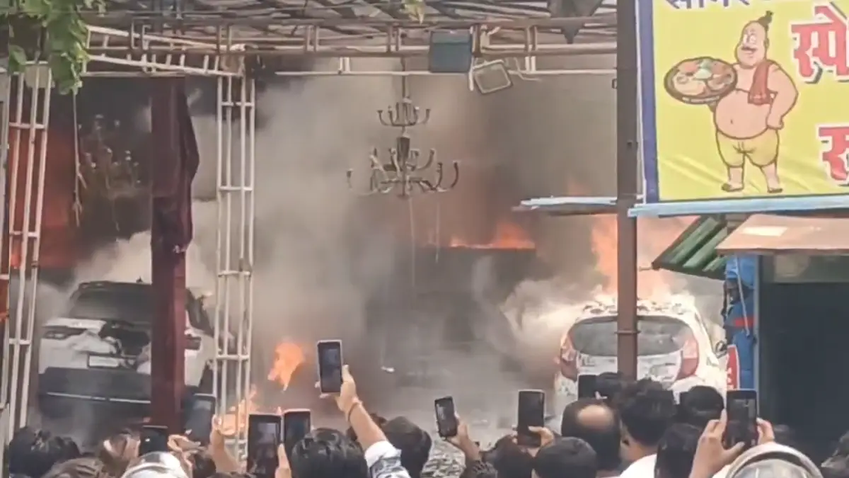 Meerut News : शॉर्ट सर्किट से दिल्ली रोड के अविका होटल में भीषण आग, संचालक का हाथ झुलसा; दमकल ने बैंक और पड़ोसी होटल बचाया
