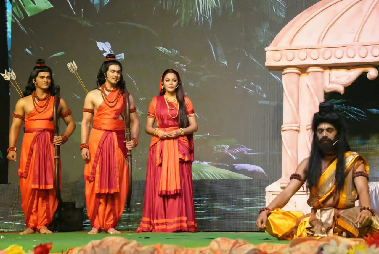 लाल किला मैदान में 200 फीट ऊंचाई पर जटायु-रावण युद्ध, हजारों रामभक्त मोबाइल कैमरे लेकर मुग्ध